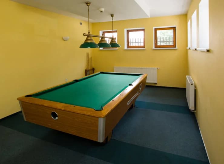 W budynku znajduje się sala do gry w bilard oraz ping-ponga