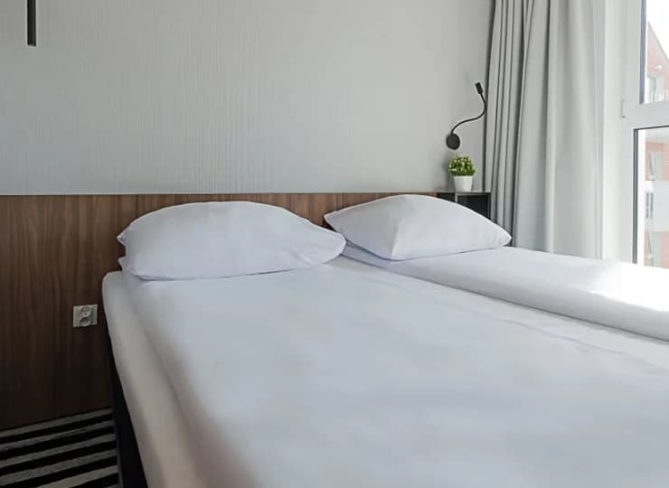 W każdym apartamencie jest odrębna sypialnia