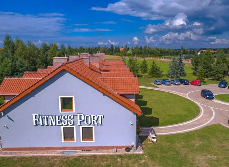 To wygodny niski budynek otoczony ciszą i zielonym terenem