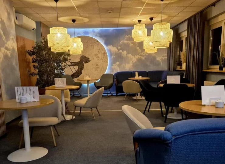 Pomieszczenia baru są nowoczesne