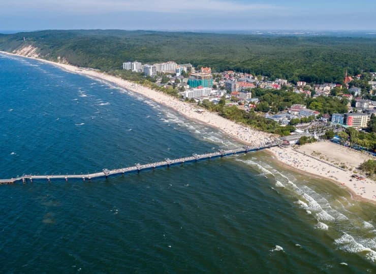 Hotel jest ulokowany w centrum Międzyzdrojów, blisko mola i plaży