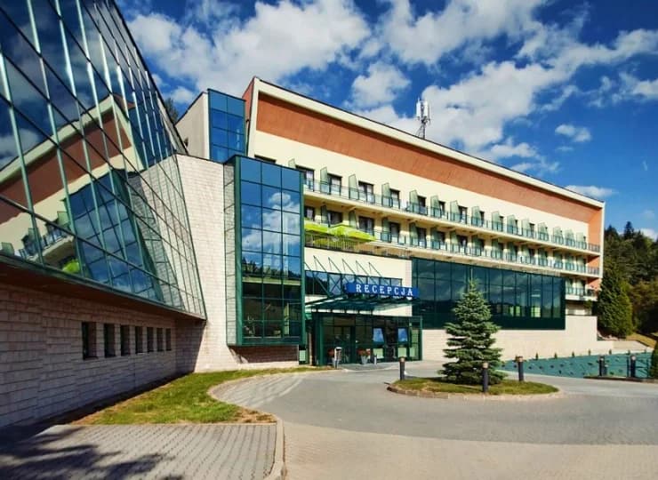 Hotel wtopiony w urokliwe zbocza Beskidu Sądeckiego w dolinie Czarnego Potoku