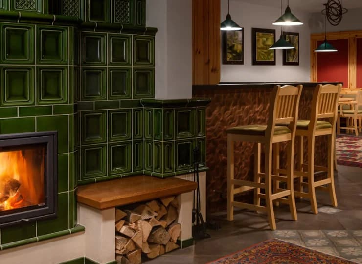 Stylowe wnętrza zachęcają do pobytu a piece kaflowe tworzą unikalną atmosferę