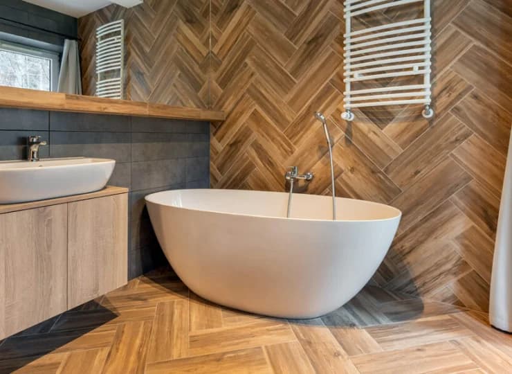 Łazienka z wanną w apartamentowcu Daglezja