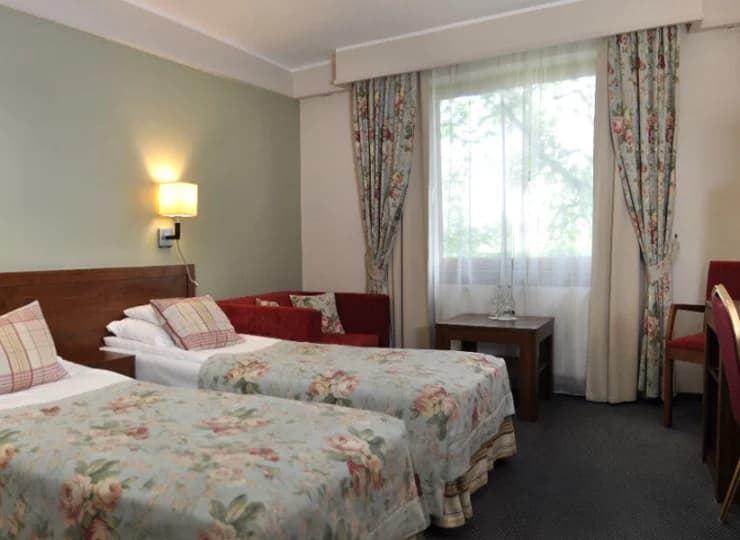 Ahotel oferuje zakwaterowanie w przestronnych, elegancko urządzonych pokojach