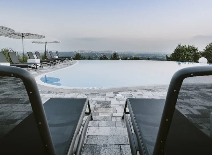 Zewnętrzny basen w luksusowym hotelu tylko dla dorosłych