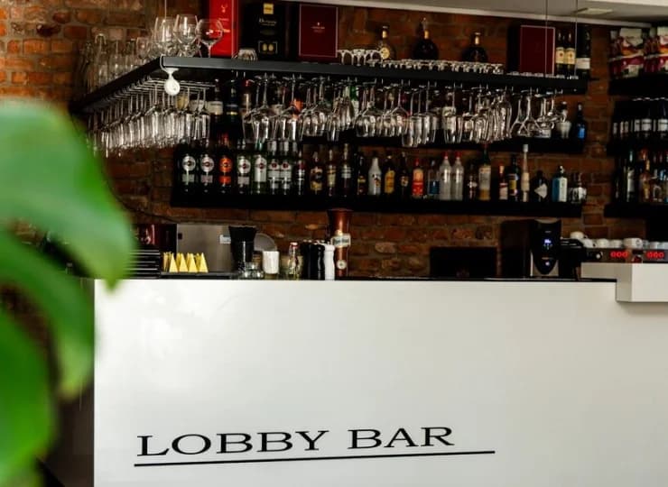 Lobby bar zaprasza na trunki, koktajle i przekąski