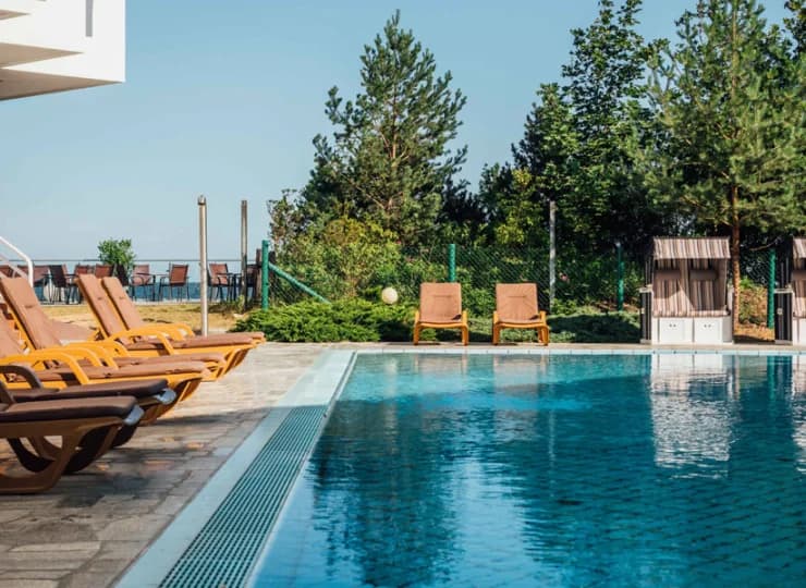 Hotel posiada strefę basenową z zewnętrznym i wewnętrznym basenem