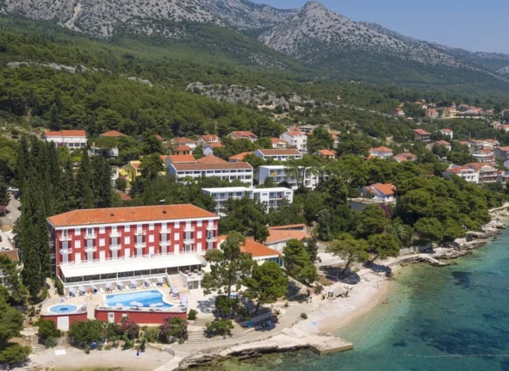 Goście Aminess Casa Bellevue**** mogą korzystać z basenu Hotelu Bellevue****