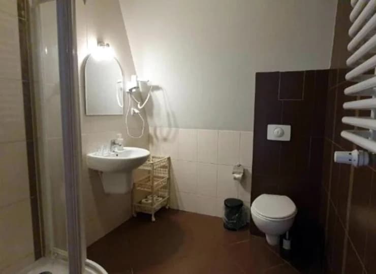 Każdy pokój ma łazienkę z prysznicem