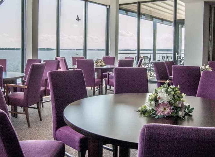 Znajduje się tutaj elegancka restauracja z wyszukany menu
