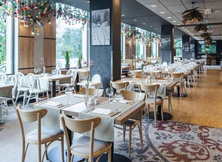 Hotel posiada przestronną salę restauracyjną