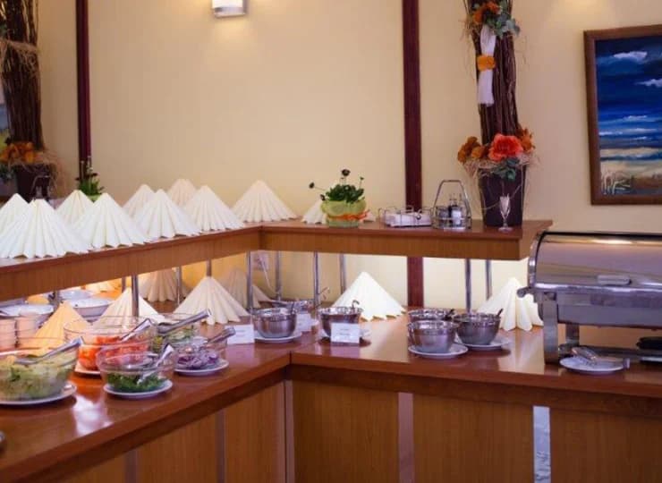 Śniadania i kolacje są podawane w formie bufetu