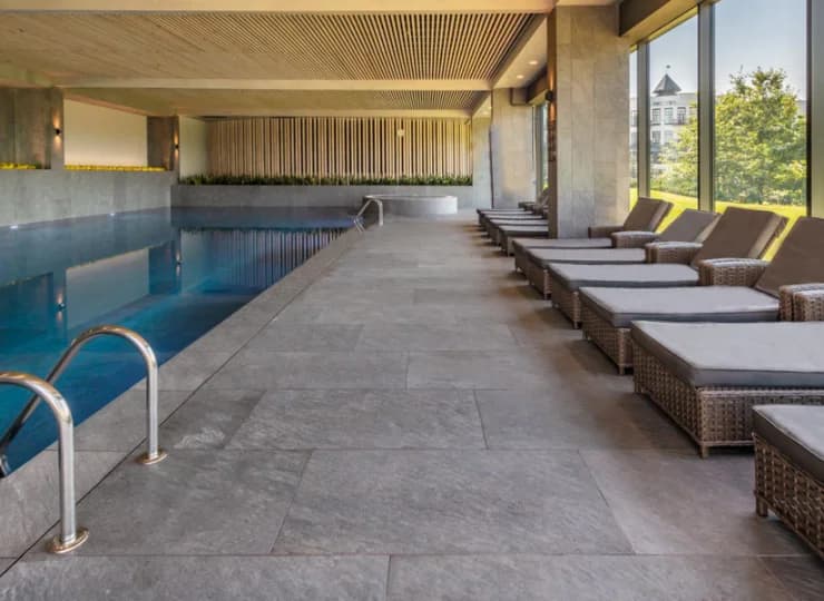 Przeszklona ściana basenu AQUA wychodzi na zielony teren