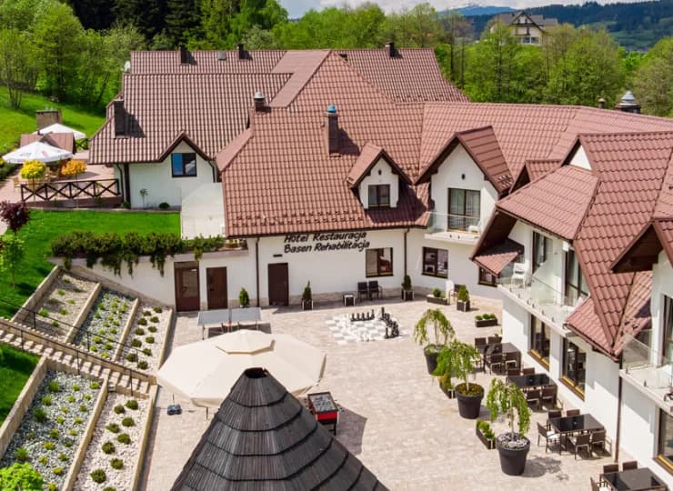 Kompleks Beskid jest położony na górskim stoku w zielonej okolicy