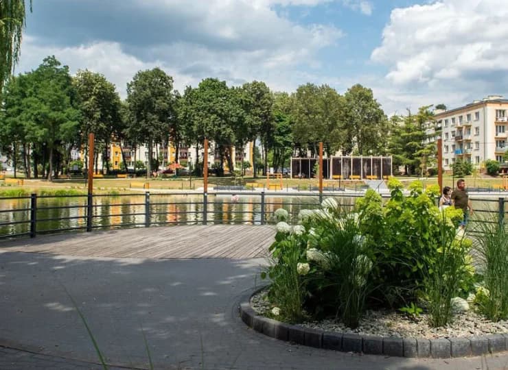 Montis Hotel & SPA jest położony na skraju parku i w pobliżu zalewu miejskiego