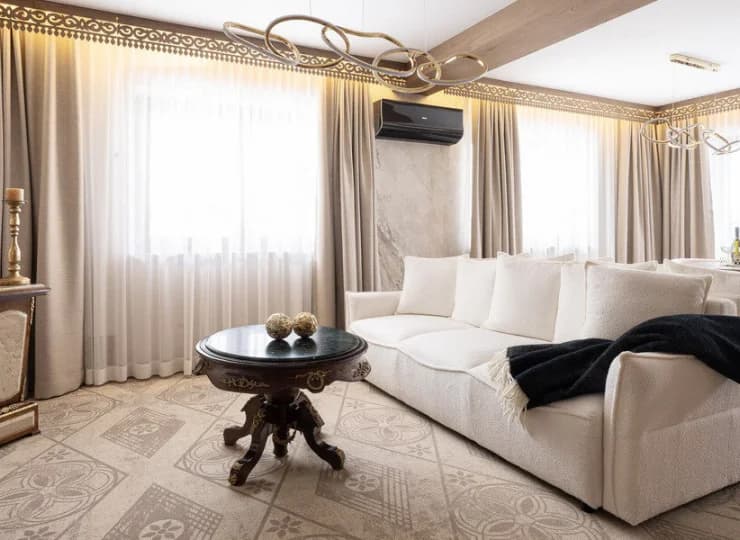 W salonie apartamentu Złote Turnie jest kominek
