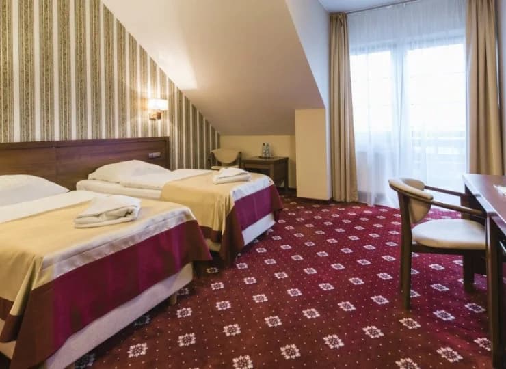 Wnętrza są wyposażone w telewizor, WiFi, sejf oraz lodówkę