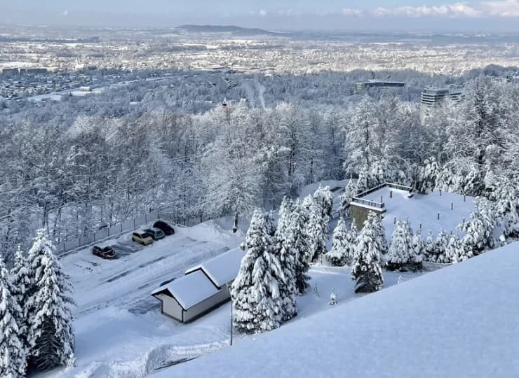 Hotel jest położony na zboczu góry Równica, na którą można wjechać samochodem
