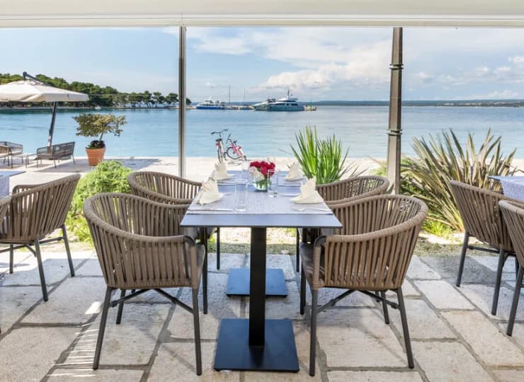 Restauracja posiada taras nad samym brzegiem morza