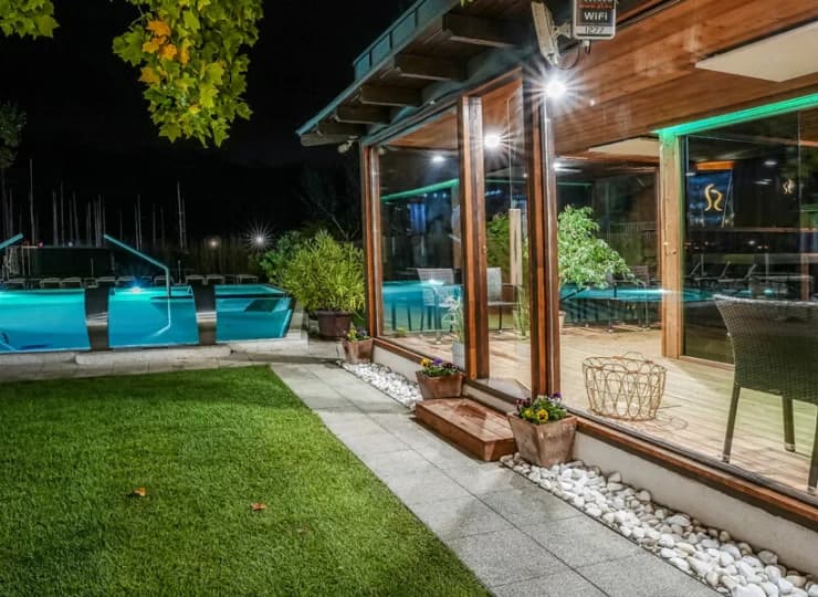 Hotel otacza teren rekreacyjny