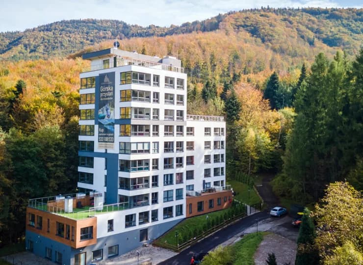 Apartamentowiec Kiczora otoczony lasami Beskidu Małego w jesiennej szacie