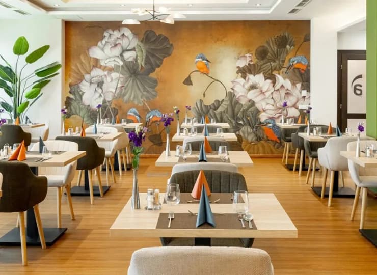 Restauracja hotelowa jest jasna i przyjemnie urządzona