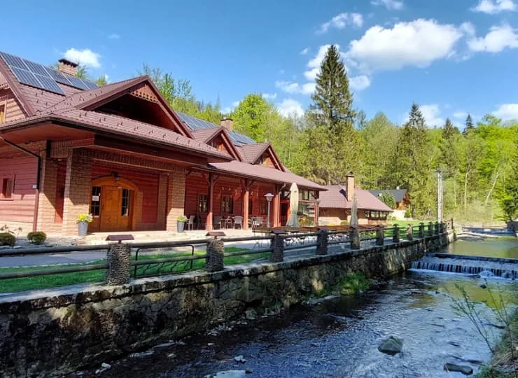 Dolina Leśnicy SKI & SPA Resort jest malowniczo położony nad górskim potokiem