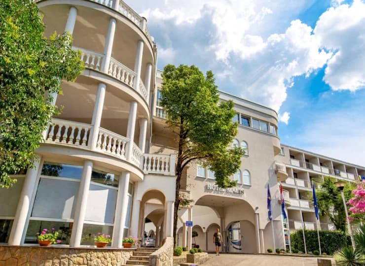 Hotel jest otoczony śródziemnomorską roślinnością