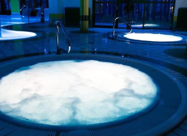 Obok można się zrelaksować w jacuzzi solankowym i perełkowym