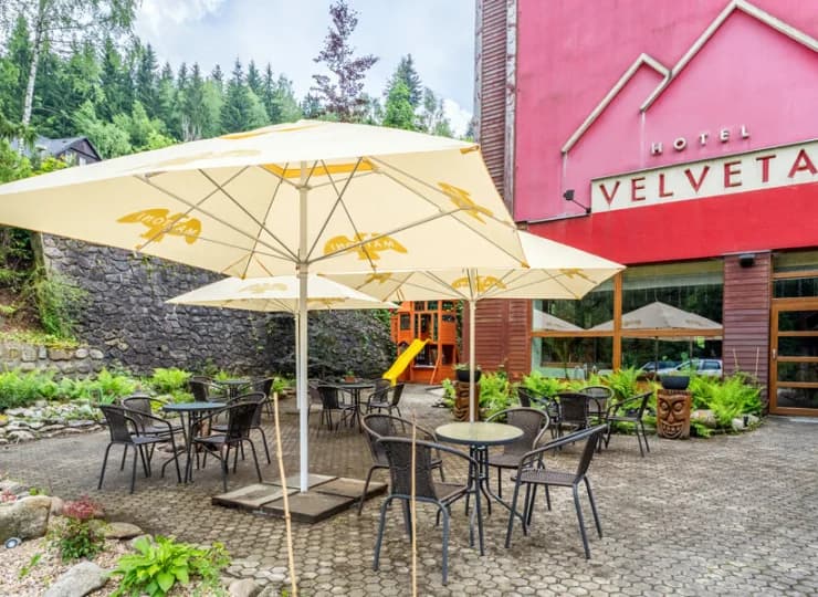Taras przed wejściem do hotelu