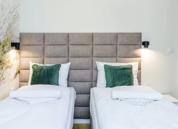 W apartamencie z 2 sypialniami w jednej są odrębne łóżka