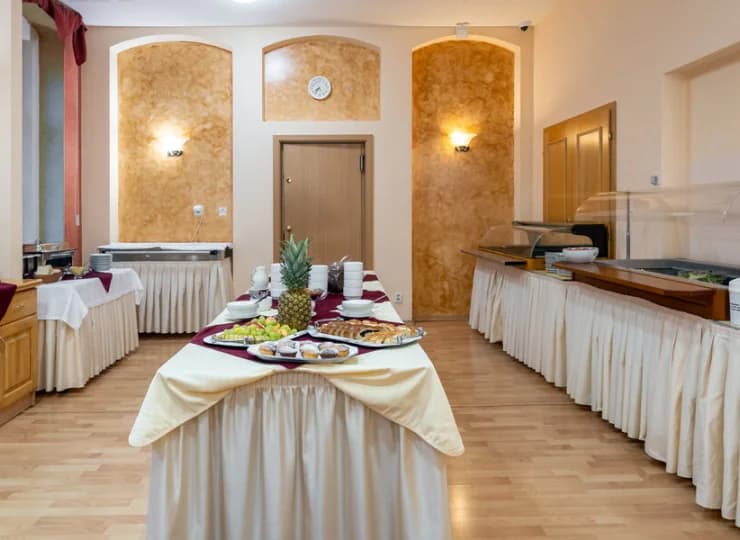 Na gości hotelowych czekają tutaj śniadania i obiadokolacje