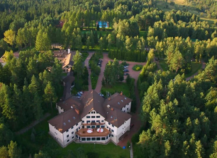 Hotel jest pięknie położony pośród lasów w sąsiedztwie Czarnej Górnej
