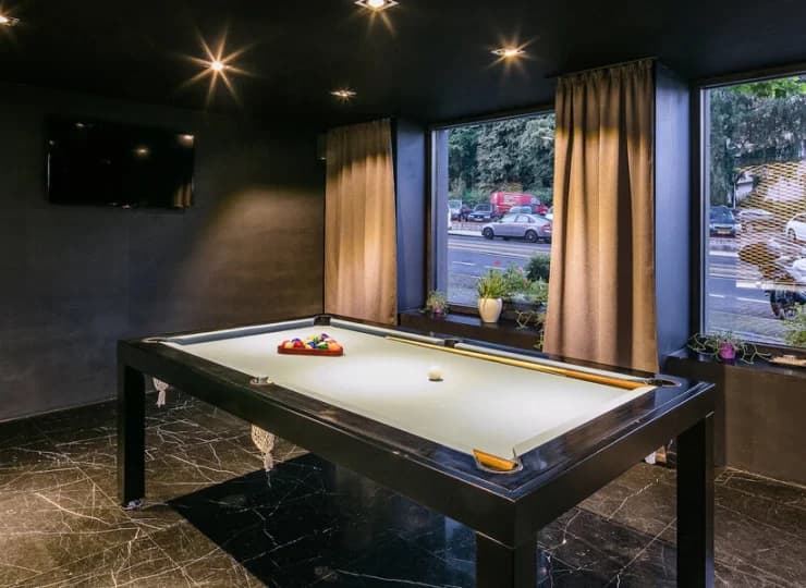 W hotelu mieści się stół do gry w bilard