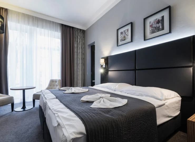 Każdy pokój wyposażono w lodówkę i sejf