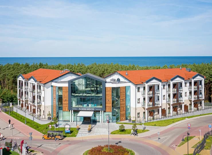 Jest świetnie zlokalizowany w Krynicy Morskiej, obok promenady wiodącej na plażę