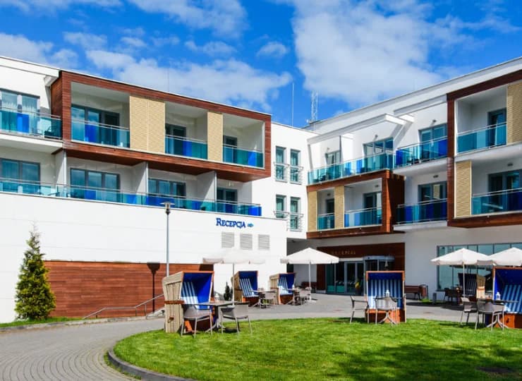 Hotel jest położony zaledwie 250 m od piaszczystej plaży, w otoczeniu lasu