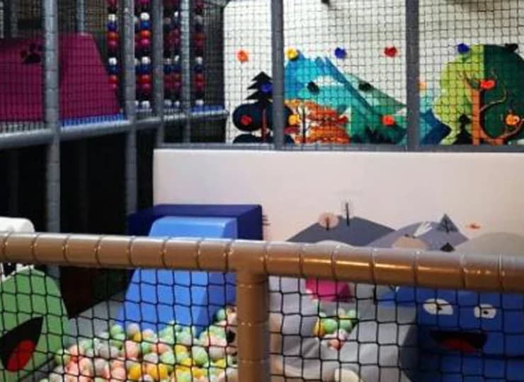 200 metrów od hotelu mieści się sala zabaw z małpim gajem