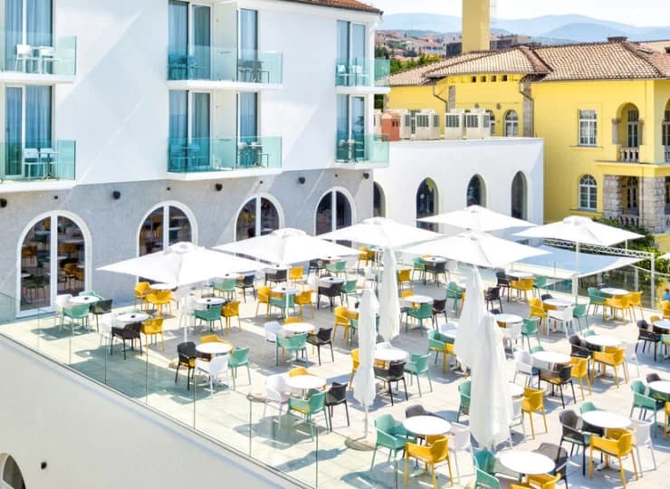Goście Casa Lišanj jedzą posiłki w restauracjach Aminess Lišanj Family Hotelu