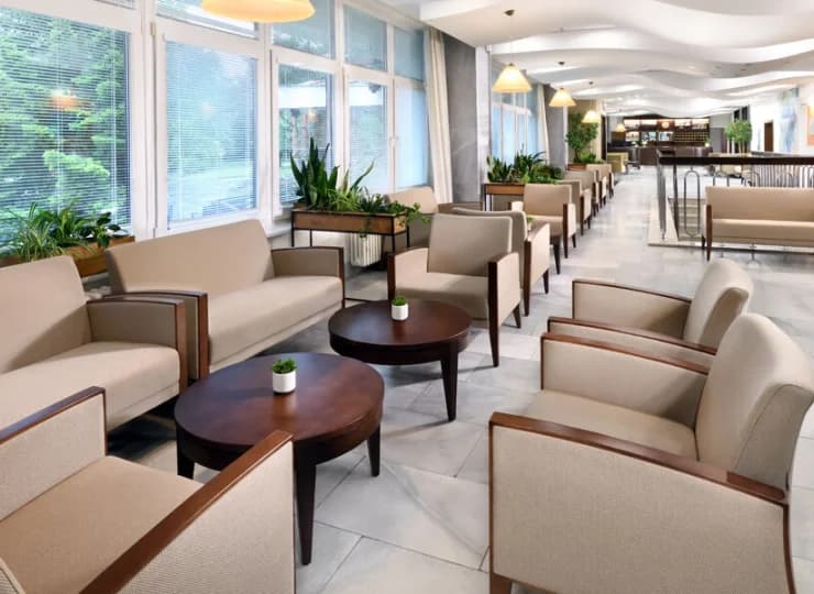 W holu wejściowym, tuż przy restauracji, znajduje się bar dzienny