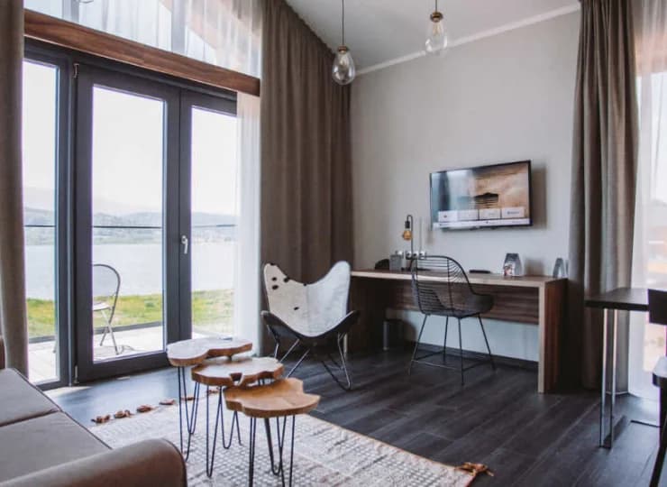 Każdy pokój ma balkon, a część z nich dysponuje widokiem na zalew i góry