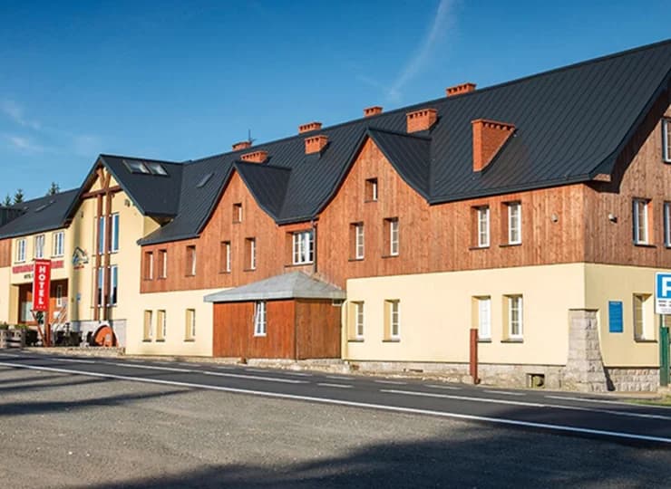 Hotel Biathlon jest położony 350 m od stacji kolejowej Polana Jakuszycka