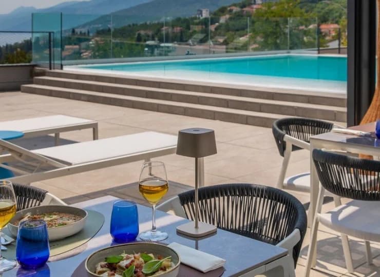 Z restauracji można podziwiać panoramę Adriatyku, widać też basen
