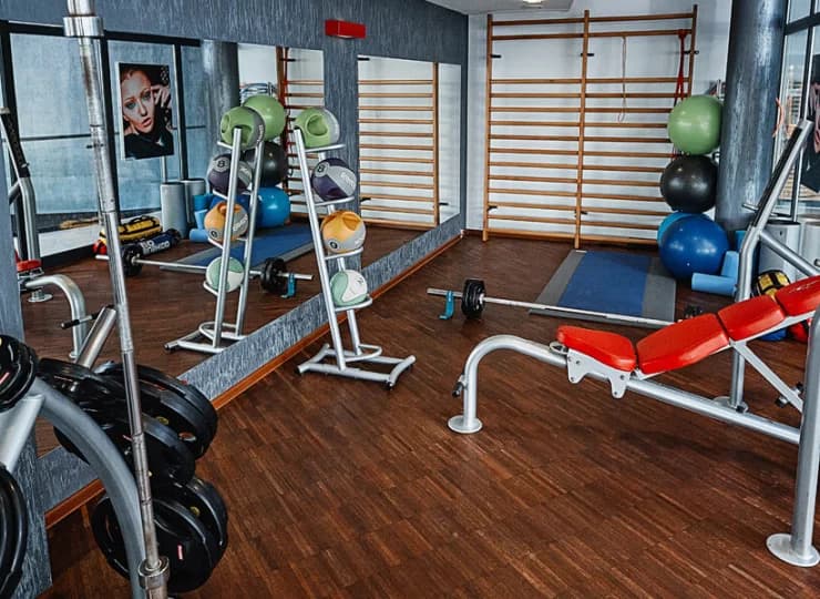 Jest tutaj przestrzeń do ćwiczeń fitness oraz treningów siłowych
