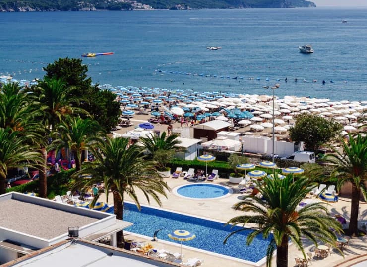 To idealny hotel na rodzinne wakacje w Czarnogórze tuż przy plaży