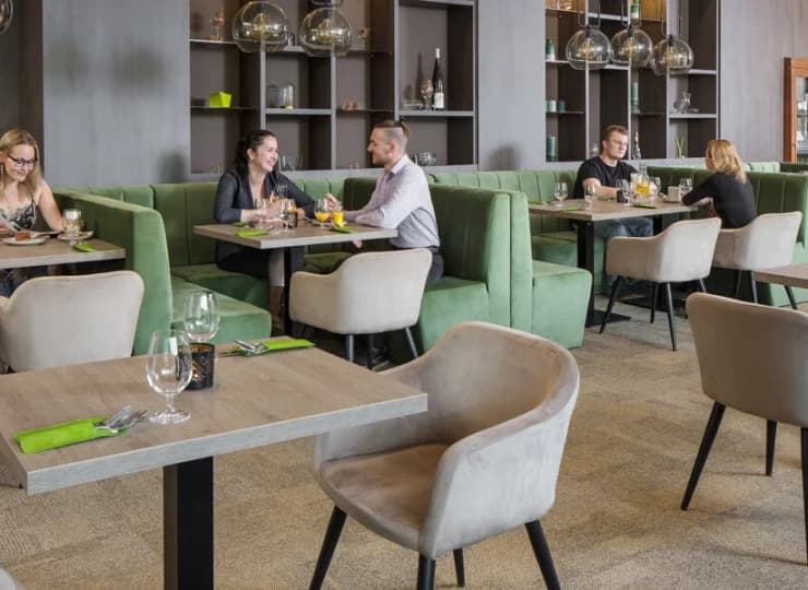 Smaczne i ładnie podane dania z karty znajdziesz w restauracji Pinia