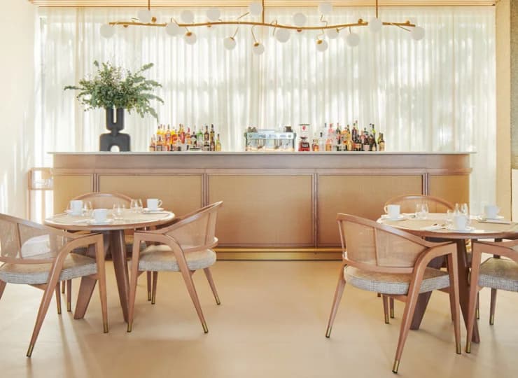 Drink bary i restauracja mają stoliki wewnątrz oraz na tarasach