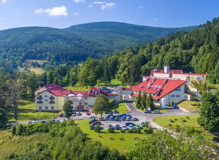 Obiekt jest położony na łagodnych zboczach Gór Izerskich