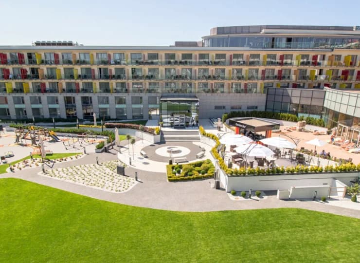 Duży zielony teren hotelu pozwala wypoczywać na świeżym powietrzu